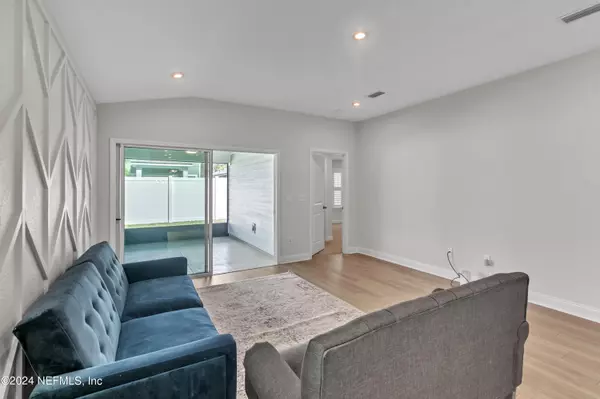 595 MEADOW CREEK DR St Johns, FL 32259