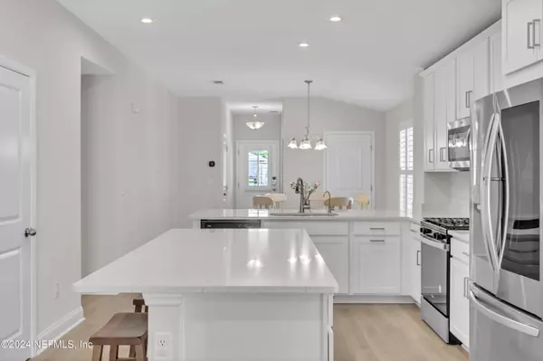 595 MEADOW CREEK DR St Johns, FL 32259