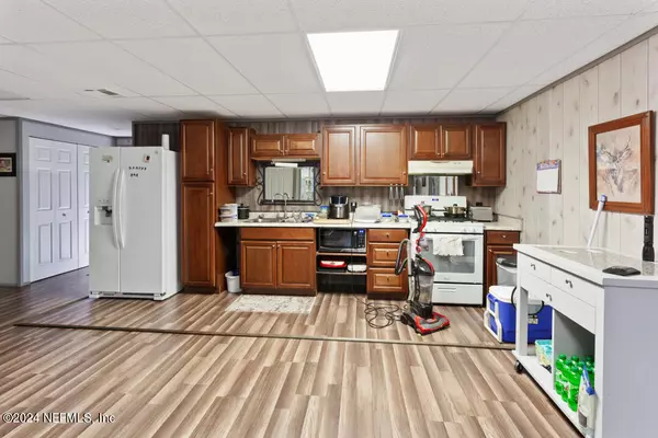 Interlachen, FL 32148,104 THRALLS AVE