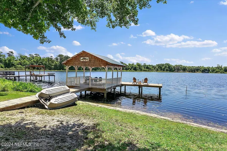 806 LAKE SHORE TER, Interlachen, FL 32148