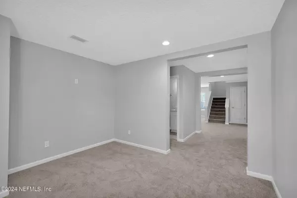 11727 CARSON LAKE DR W Jacksonville, FL 32221