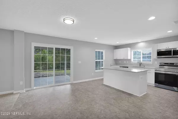 11727 CARSON LAKE DR W Jacksonville, FL 32221