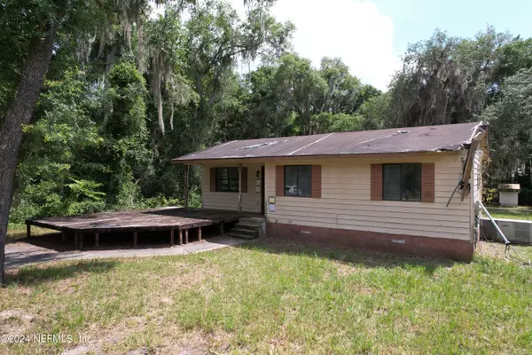 121 WOODLAWN RD, Satsuma, FL 32189