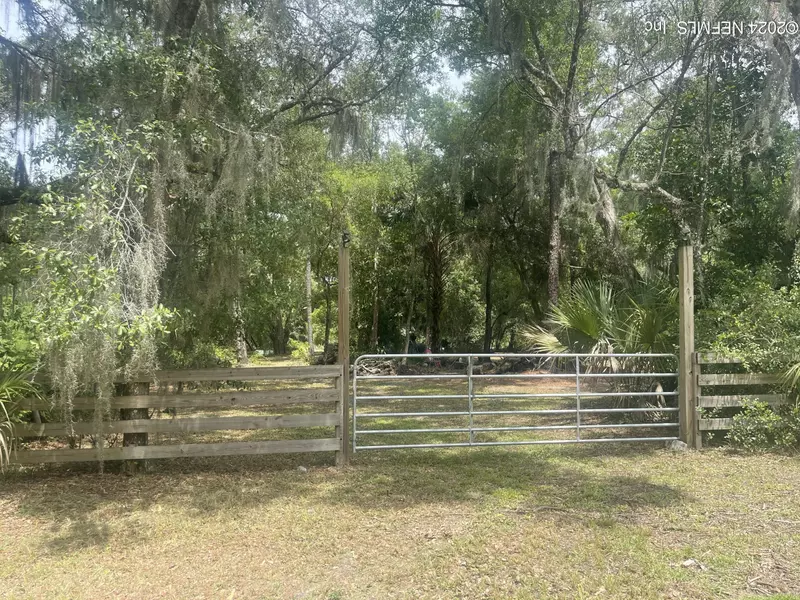 136 W GRANDVIEW DR, East Palatka, FL 32131