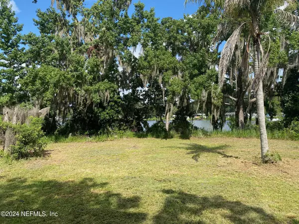 Interlachen, FL 32148,107 BAY DR