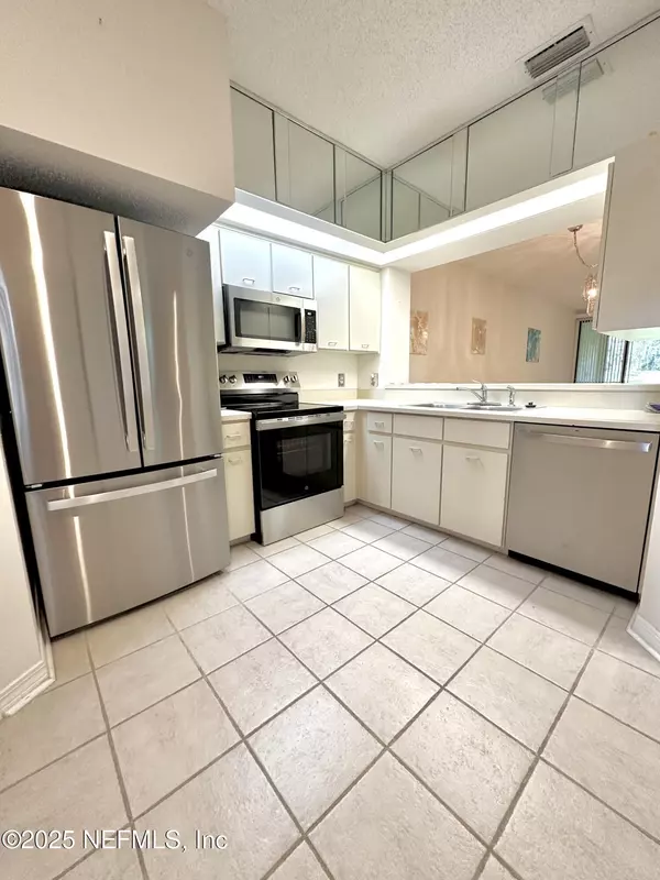 Jacksonville, FL 32217,3809 LAVISTA CIR #227