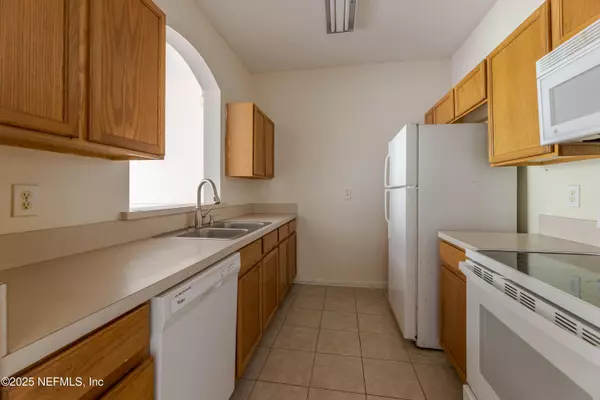 Jacksonville, FL 32256,10550 BAYMEADOWS RD #608