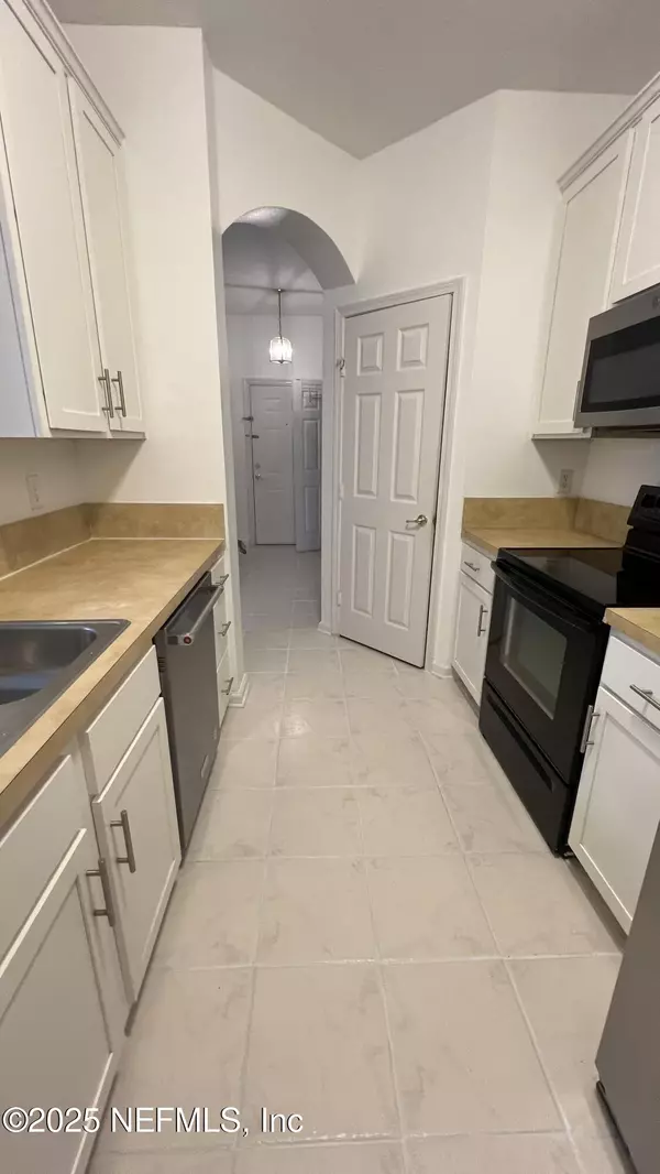 Jacksonville, FL 32256,10550 BAYMEADOWS RD #818