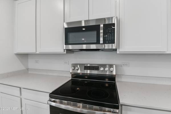 5669 TOMAHAWK LAKE DR Jacksonville, FL 32254