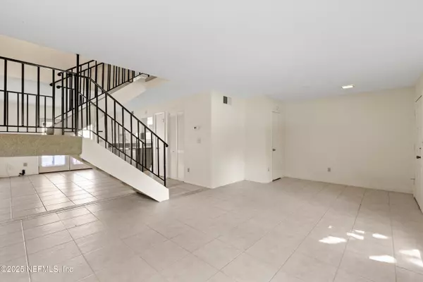 Jacksonville, FL 32217,8195 TRAFALGAR SQ