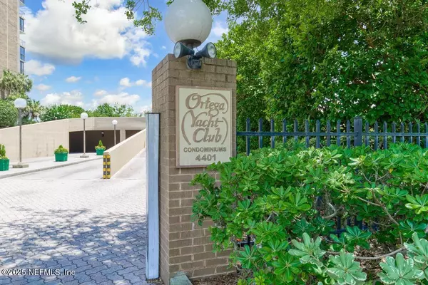 Jacksonville, FL 32210,4401 LAKESIDE DR #1204