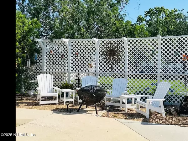Welaka, FL 32193,122 PARADISE DR