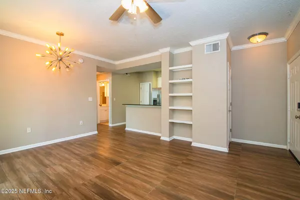 Jacksonville, FL 32216,8539 W GATE Pkwy #424