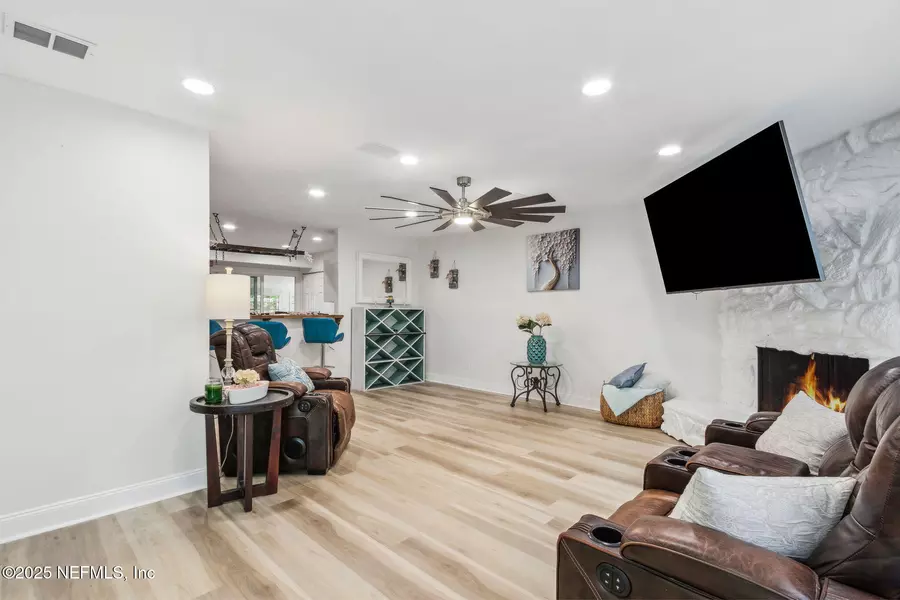 2189 THE WOODS DR E, Jacksonville, FL 32246