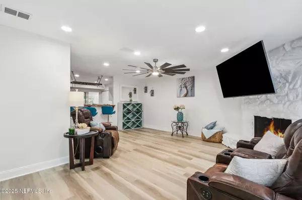 2189 THE WOODS DR E, Jacksonville, FL 32246