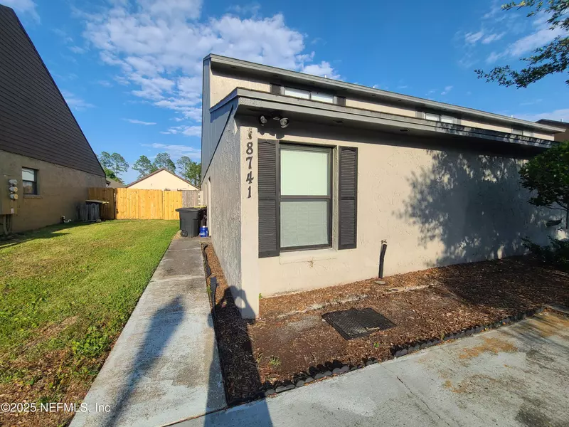 8741 WHISPERING PINES DR, Jacksonville, FL 32244