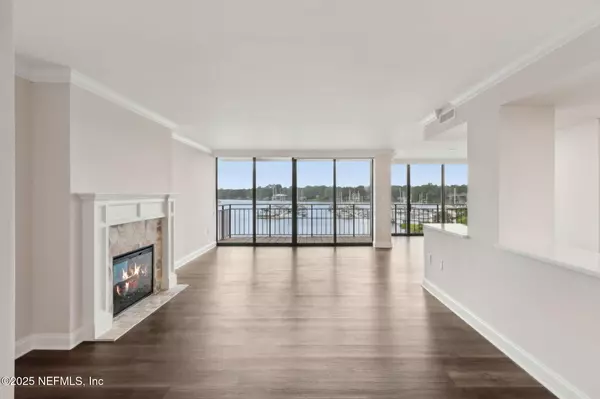 Jacksonville, FL 32210,4401 LAKESIDE DR #404