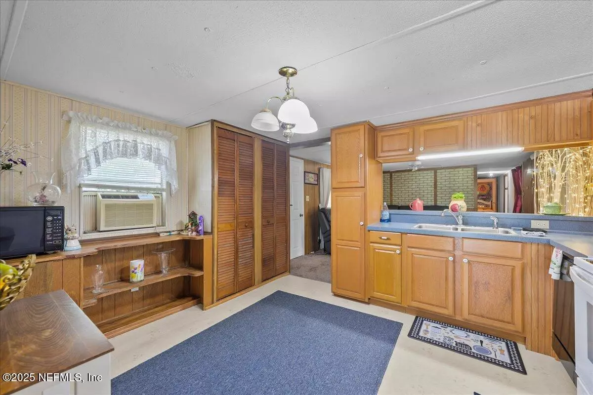 Interlachen, FL 32148,108 HUGH AVE