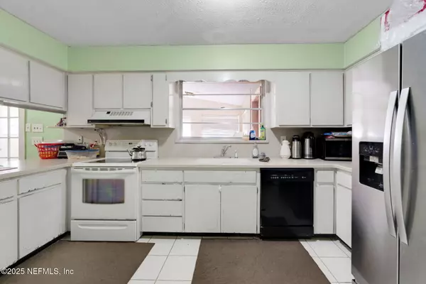 Jacksonville, FL 32217,8460 LYNDA SUE LN W