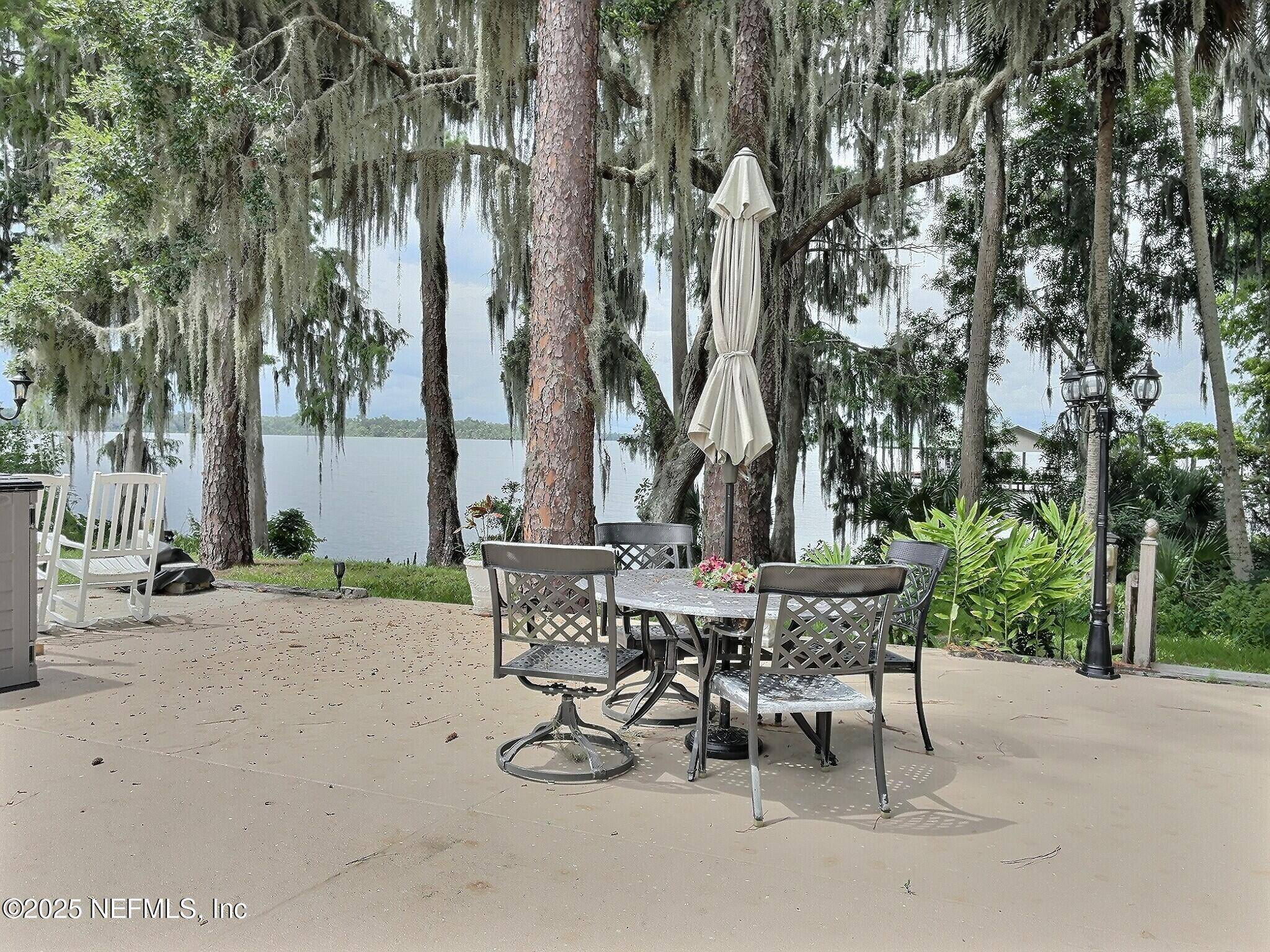 1074 FRONT ST, Welaka, FL 32193