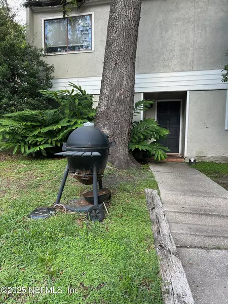 718 OAKS MANOR CT #M1-2, Jacksonville, FL 32211