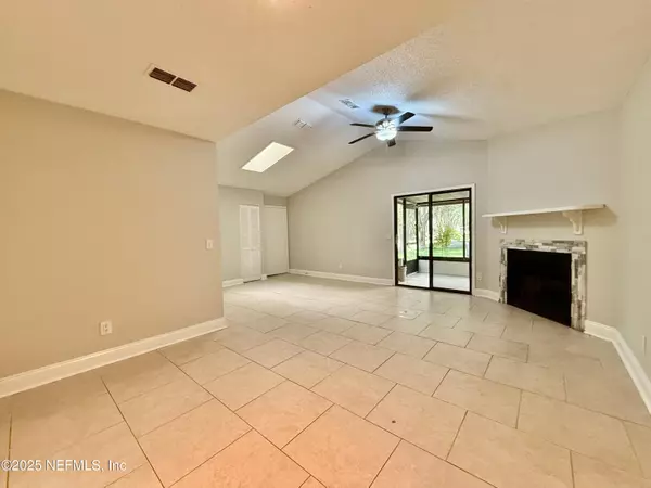 Jacksonville, FL 32257,3801 CROWN POINT RD #1074