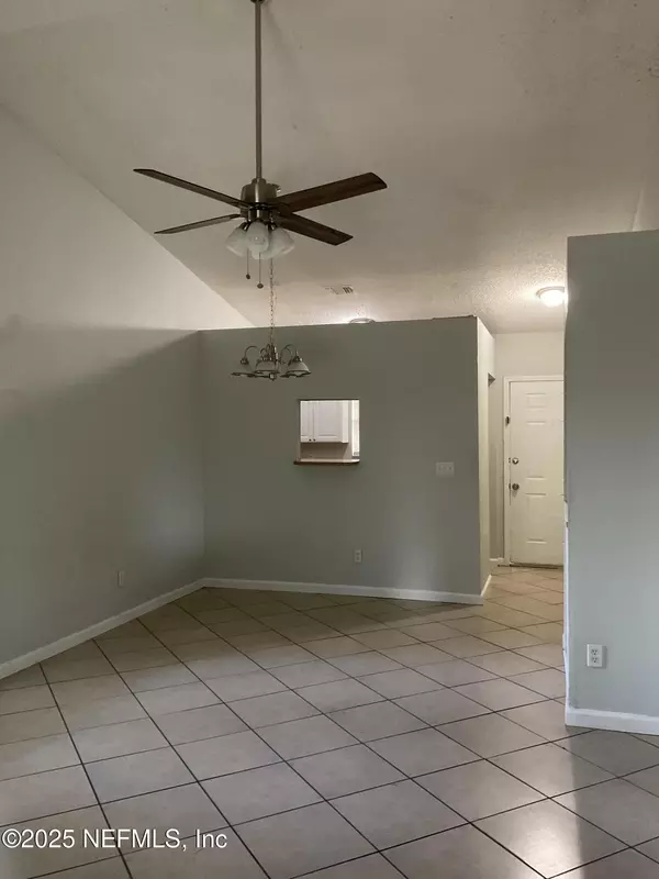 Jacksonville, FL 32210,7627 INDIAN LAKES DR #4