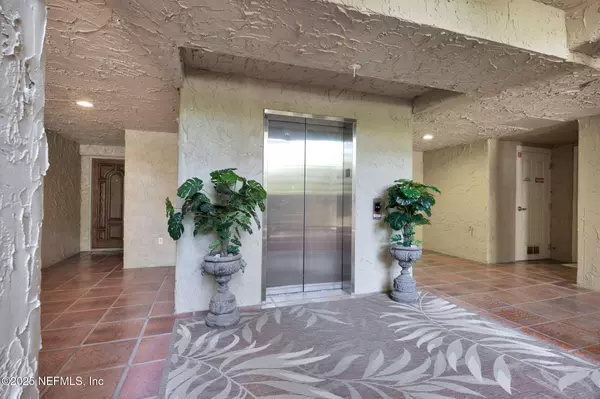 Palm Coast, FL 32137,106 CLUB HOUSE DR #211