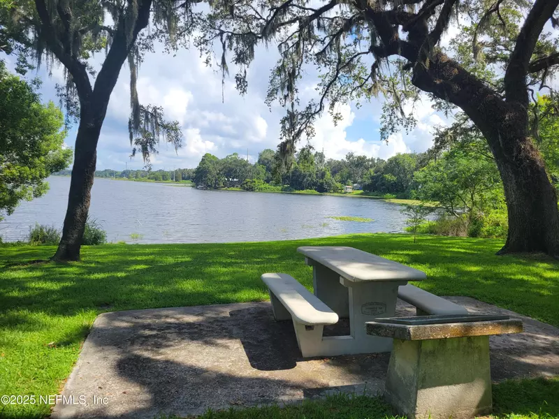 520 ORANGE AVE, Crescent City, FL 32112