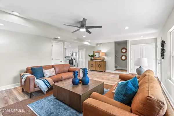 Jacksonville, FL 32217,8211 KENSINGTON SQ