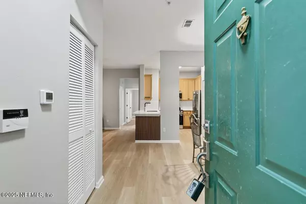 Jacksonville, FL 32216,8601 BEACH BLVD #704