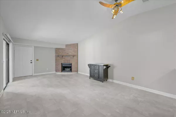 Jacksonville, FL 32257,3801 CROWN POINT RD #2044