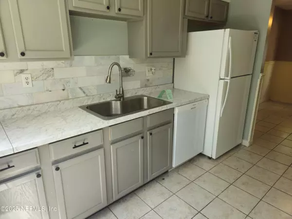 Jacksonville, FL 32211,620 OAKS PLANTATION DR #B2