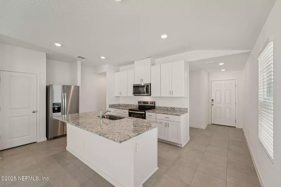 7495 QUEENSGATE CIR, Jacksonville, FL 32219