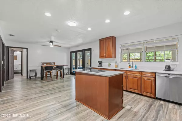 Jacksonville, FL 32216,836 MANDALAY RD