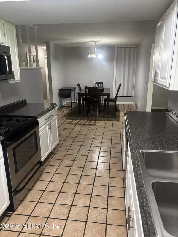 Jacksonville, FL 32221,997 CHAPMAN DR