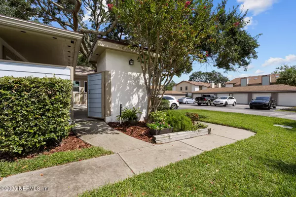 Jacksonville, FL 32233,904 W DEFENDER CT #904