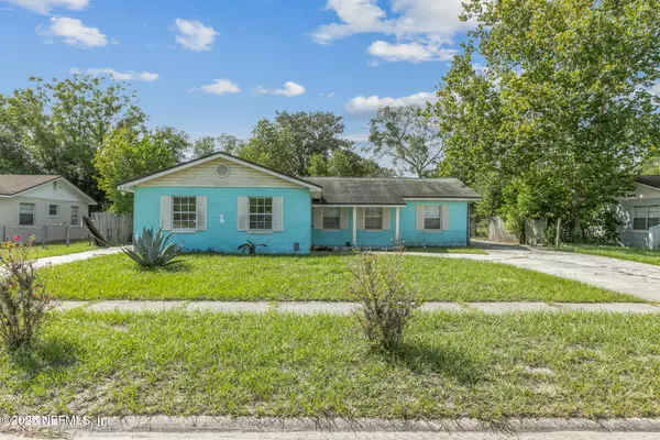 8202 OLD ENGLISH DR, Jacksonville, FL 32244