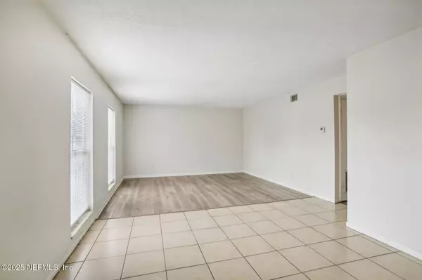 Jacksonville, FL 32211,851 BERT RD #22