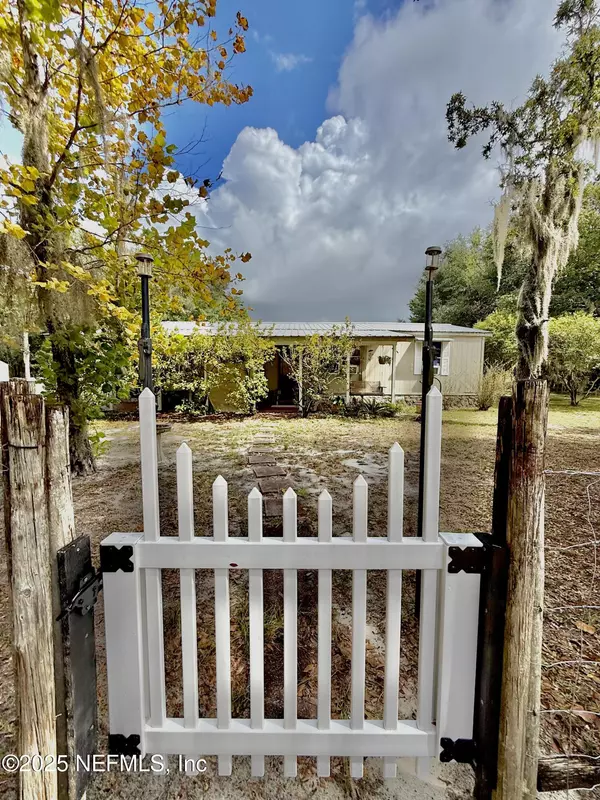 210 LENORE AVE, Interlachen, FL 32148