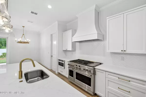 Ponte Vedra Beach, FL 32082,584 A1A N