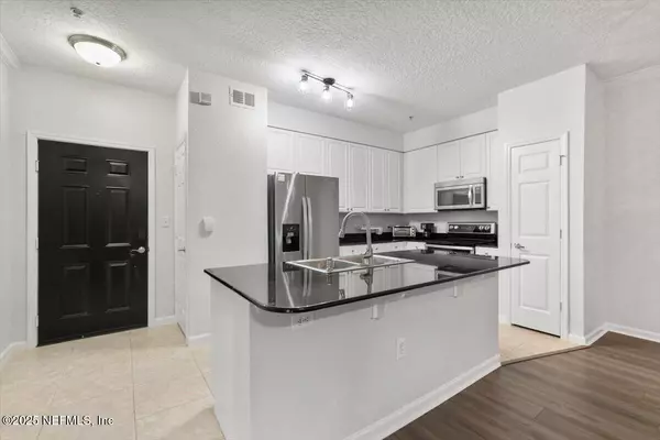 Jacksonville, FL 32216,8539 GATE Pkwy W #9102