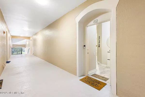 Jacksonville, FL 32256,7990 BAYMEADOWS RD #412