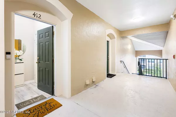 Jacksonville, FL 32256,7990 BAYMEADOWS RD #412