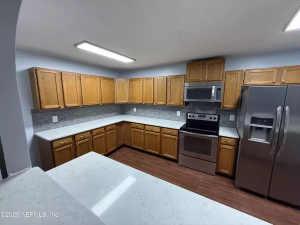 Jacksonville, FL 32225,958 LONG LAKE DR