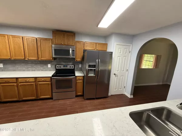 Jacksonville, FL 32225,958 LONG LAKE DR