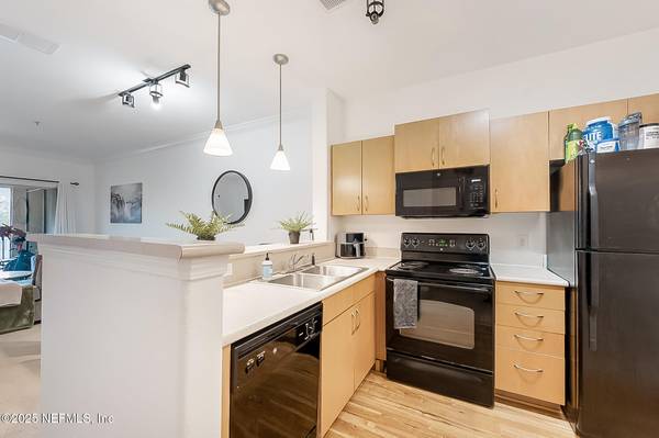 8290 GATE Pkwy W #123, Jacksonville, FL 32216