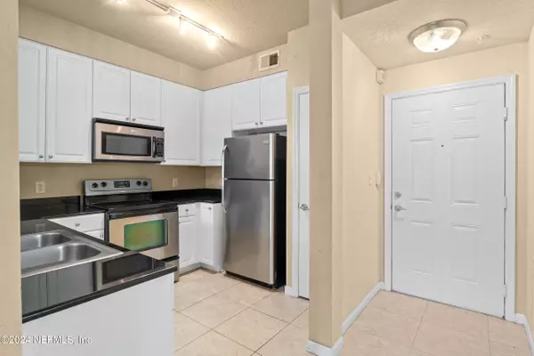 Jacksonville, FL 32216,8539 GATE Pkwy W #9241