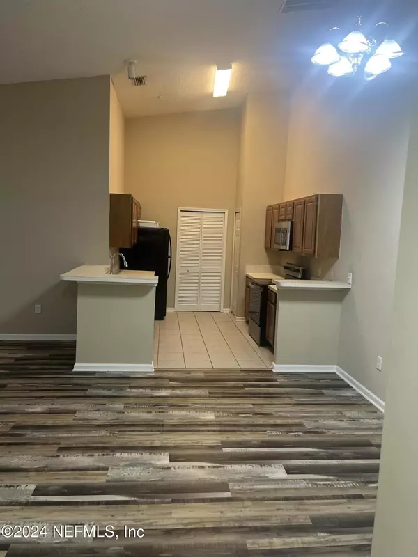 Jacksonville, FL 32244,6069 MAGGIES CIR #112