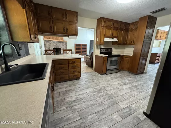 Palatka, FL 32177,229 DAVIS LAKE RD